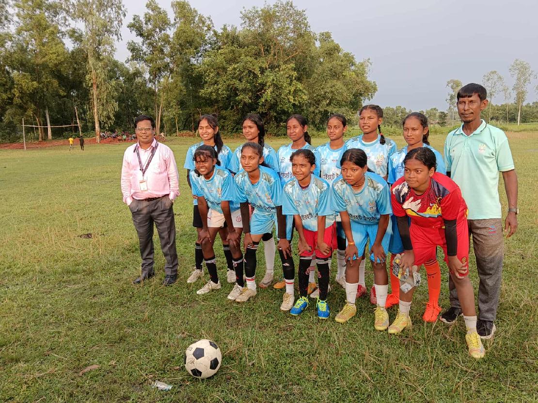 체육 용품 선물받은 아이들